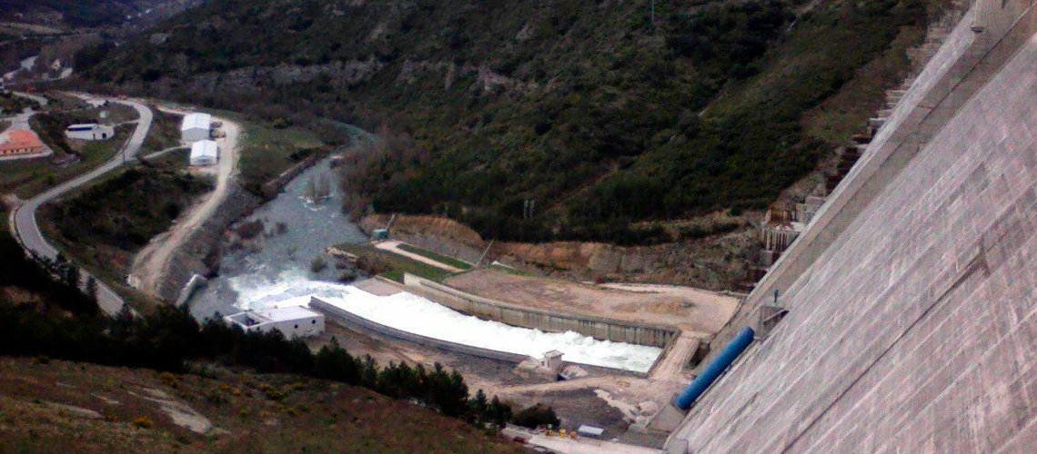 embalse de Itoiz compuerta